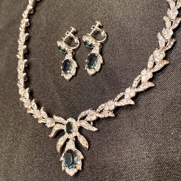 A Set of Absolutely Stunning Simulated Diamond & Sapphire Necklace & Earrings - Picture 4 of 15
